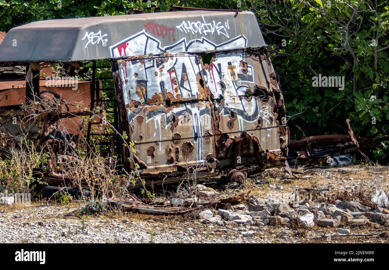 Une voiture détruite et une voiture abandonnée Banque D'Images