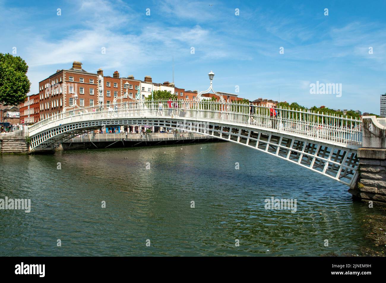 Pont ha'penny au-dessus de la rivière Liffey, Dublin, Irlande Banque D'Images