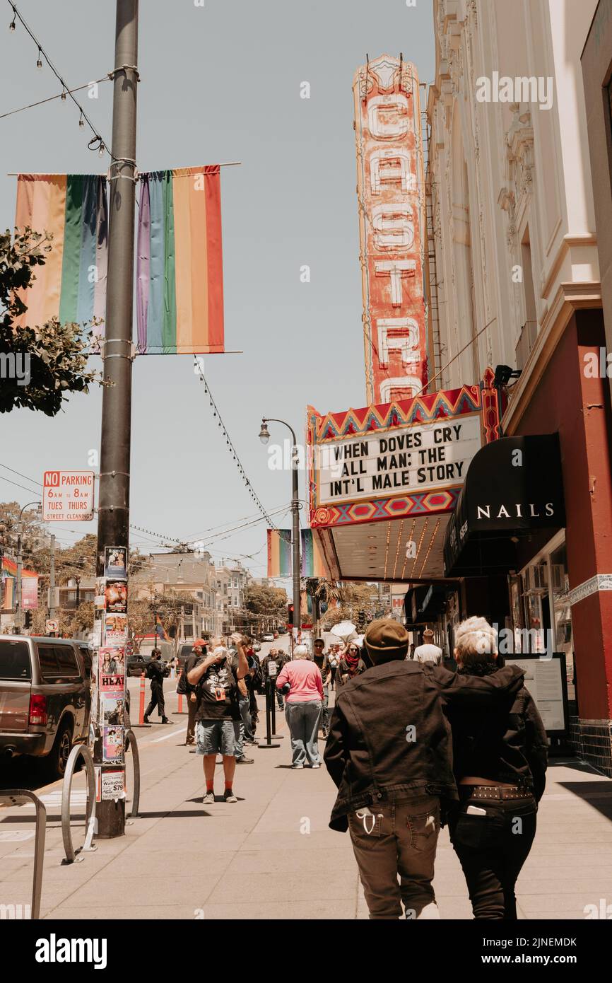 Personnes marchant à l'extérieur du théâtre dans le quartier de Castro, célèbre pour sa culture LGBTQ. Photo prise 24 juin 2022 à San Francisco, Californie, États-Unis Banque D'Images