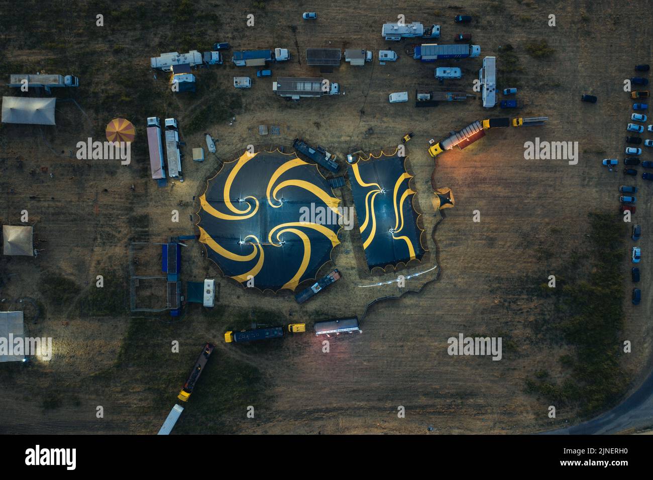 Grand sommet d'un cirque avec des caravanes dans un champ Banque D'Images