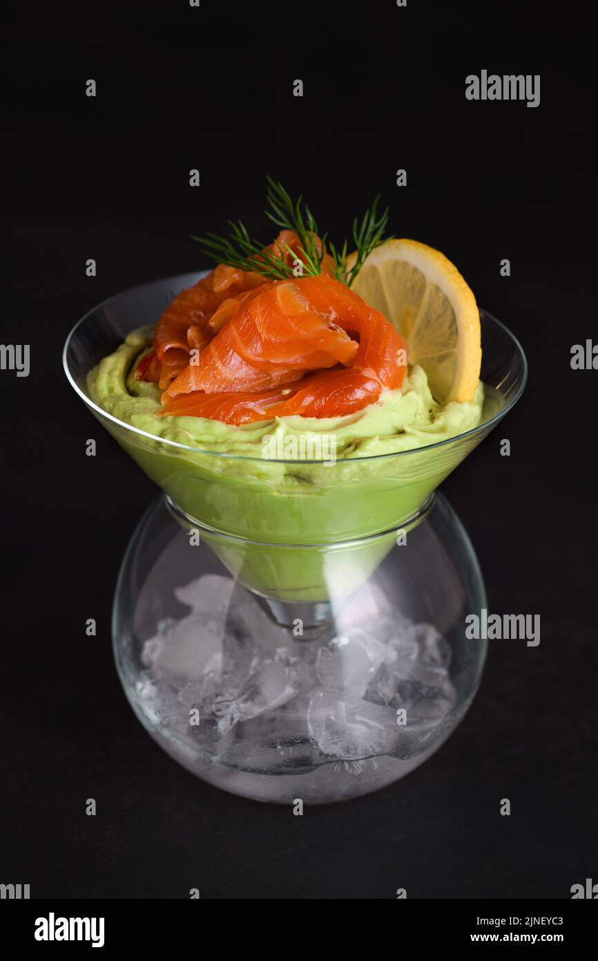 Le goût est une combinaison de pulpe d'avocat avec une texture délicate de crème de fromage doux et de saumon, avec l'ajout d'aneth et une tranche de citron. Service Banque D'Images