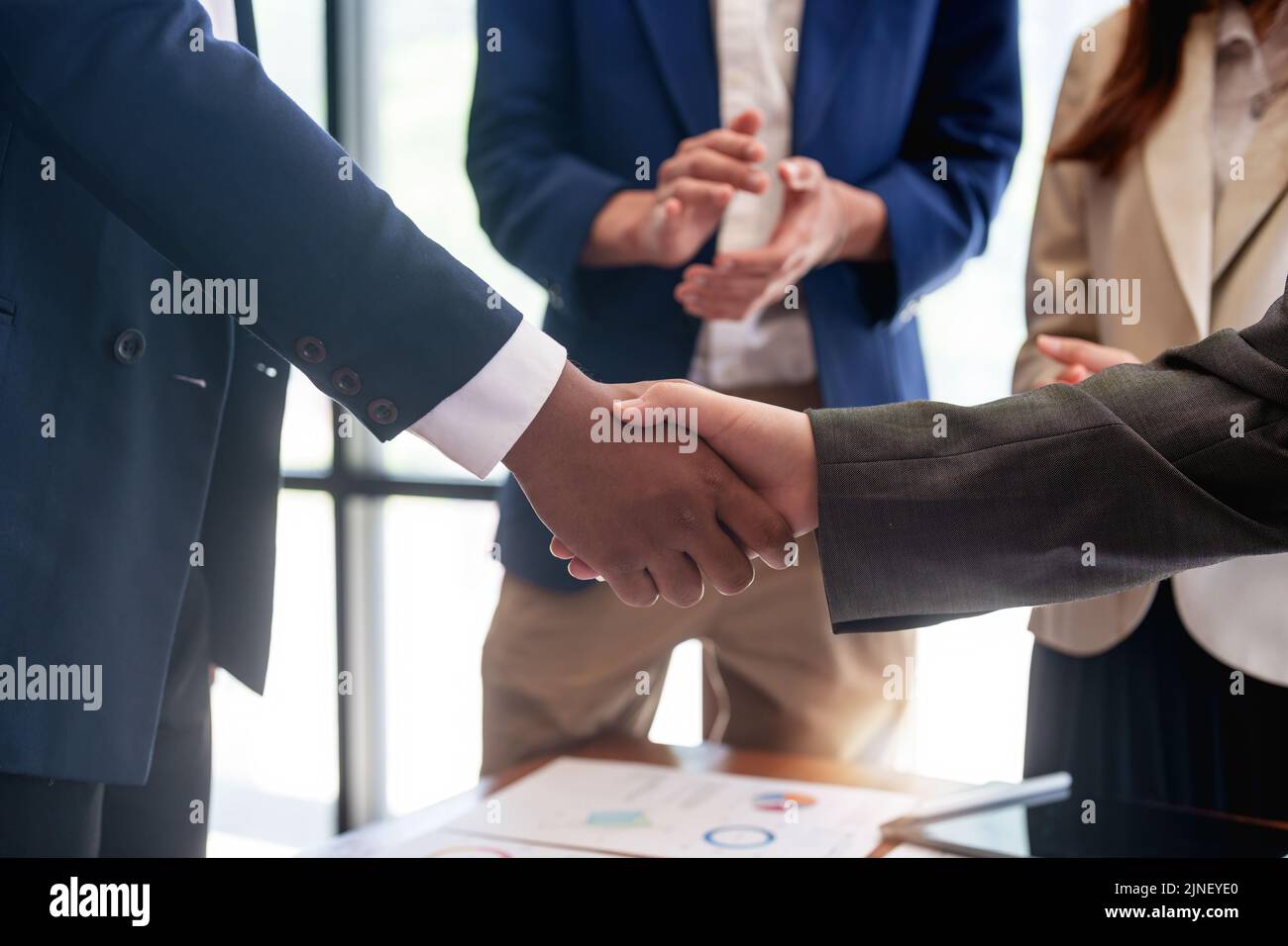 poignée de main d'homme d'affaires pour le travail d'équipe de fusion et d'acquisition d'entreprise Banque D'Images