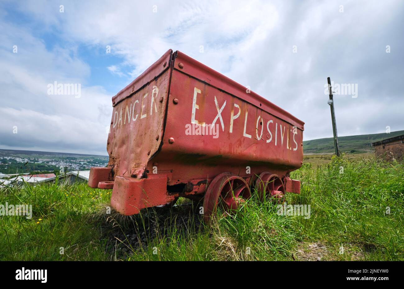 Un ancien wagon rouge en acier, wagon-trémie, utilisé pour transporter des explosifs dans la mine. Au musée national du charbon Big Pit de Pontypool, pays de Galles, United Ki Banque D'Images
