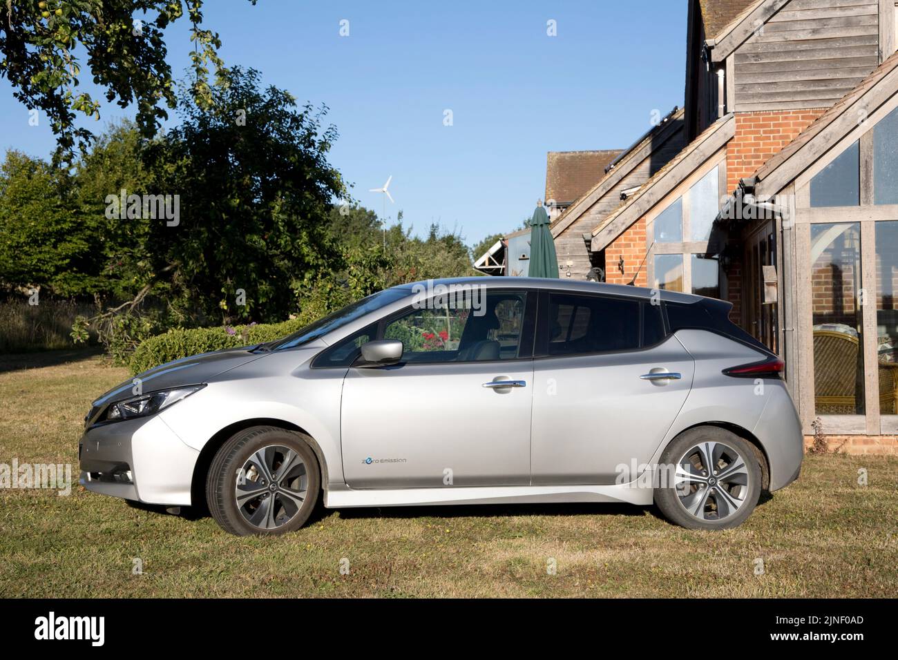 Voiture électrique Nissan Leaf e-connecta EV gris métallisé garée à l'extérieur d'ecohouse Cotswolds Royaume-Uni Banque D'Images