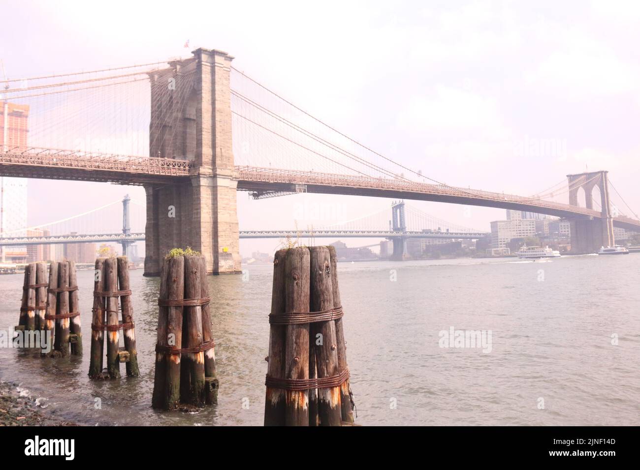 Célèbre pont de Brooklyn dans la lumière du matin Banque D'Images
