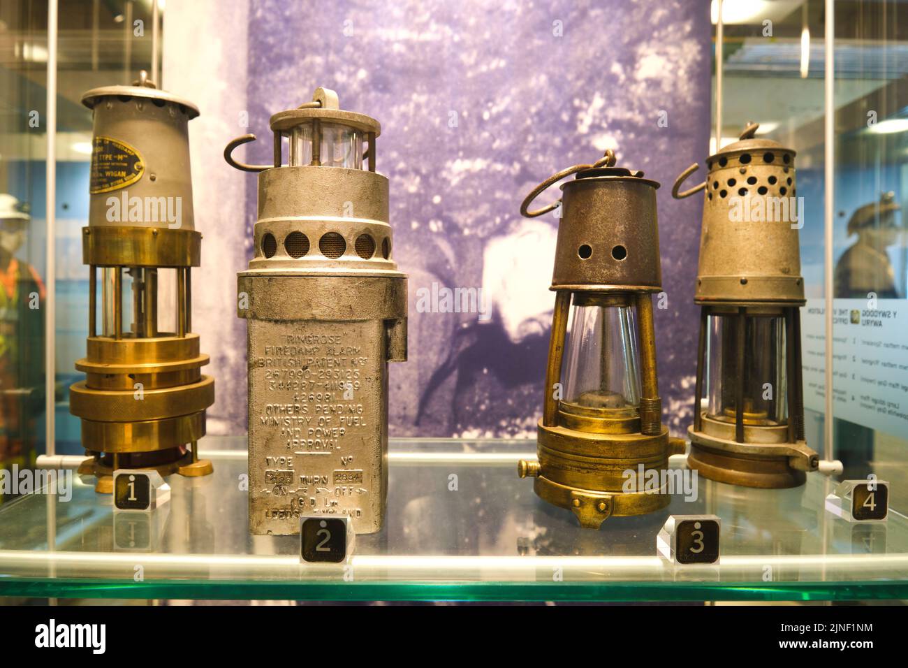 Une exposition de métal, de laiton, de vieilles lanternes de sécurité, de lumières utilisées dans la mine. Au Big Pit National Coal Museum à Pontypool, pays de Galles, Royaume-Uni. Banque D'Images