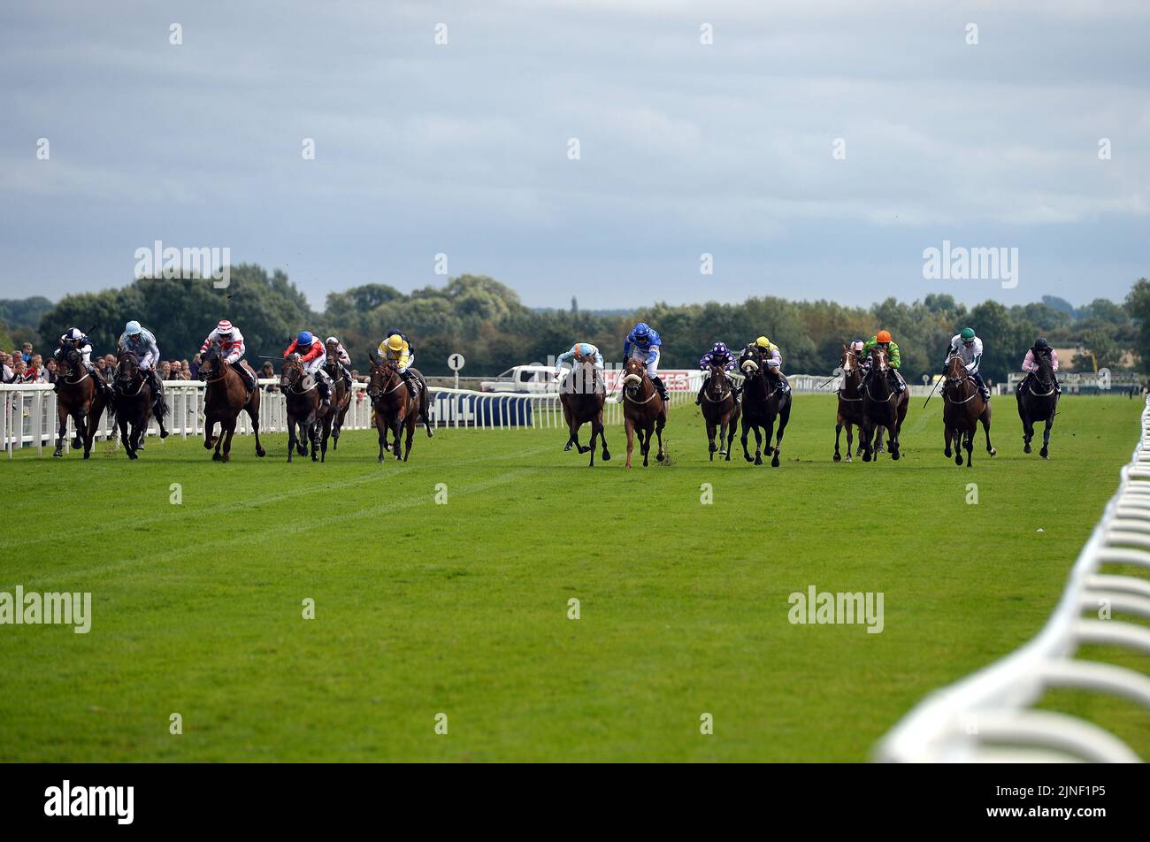 Photo du dossier datée du 16-08-2014, de Runners, de l'autre côté de la voie dans les piquets William Hill Great St Wilfrid. Seuls 15 chevaux ont été déclarés pour le samedi William Hill Great St Wilfrid à Ripon, les responsables des cours citant une combinaison de raisons pour que la course ne se remplisse pas. Date de publication : jeudi 11 août 2022. Banque D'Images