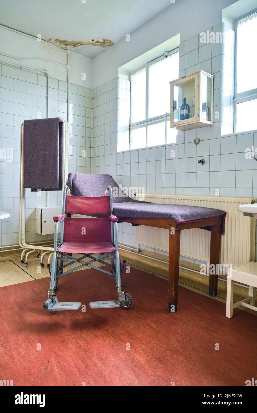 Vue de l'unité médicale avec table d'examen et chaise roulante. Au Big Pit National Coal Museum à Pontypool, pays de Galles, Royaume-Uni. Banque D'Images