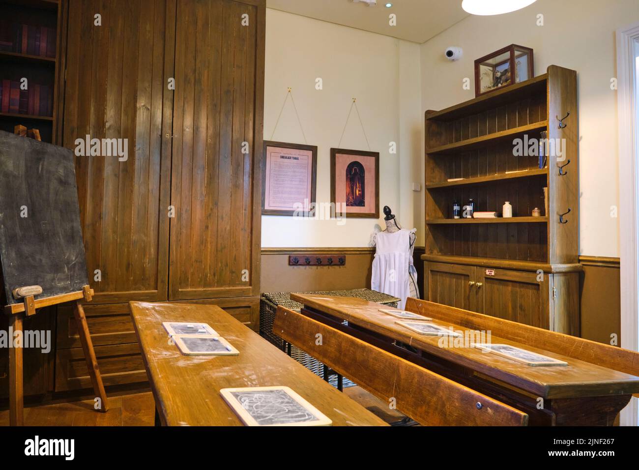 Une récréation interactive d'une école typique de l'époque victorienne avec tableau noir et bureaux en bois. Au Centre du patrimoine mondial de Blaenavon, Banque D'Images