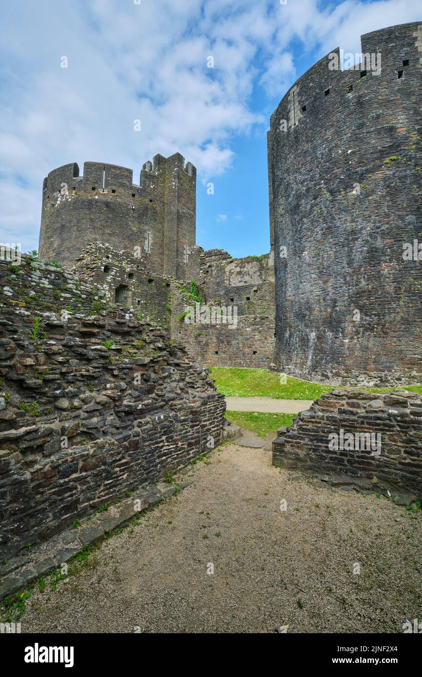 Vue imprenable, graphique et abstraite des fortifications murales en pierre, ruines partielles sur un ciel bleu après-midi.au château de Caerphilly à Caerphilly, Royaume-Uni Banque D'Images
