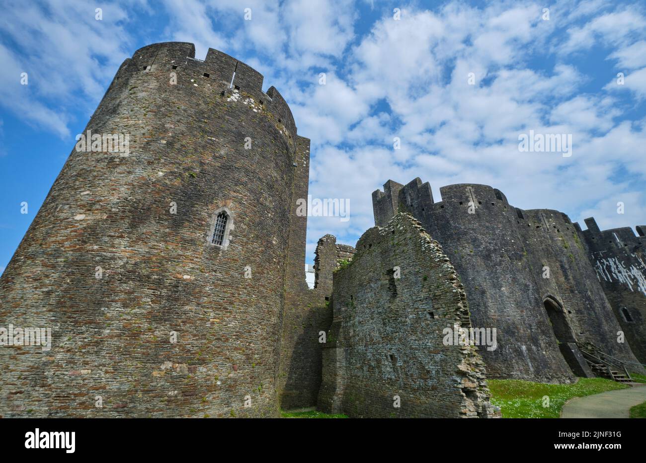 Vue imprenable, graphique et abstraite des fortifications murales en pierre, ruines partielles sur un ciel bleu après-midi.au château de Caerphilly à Caerphilly, Royaume-Uni Banque D'Images