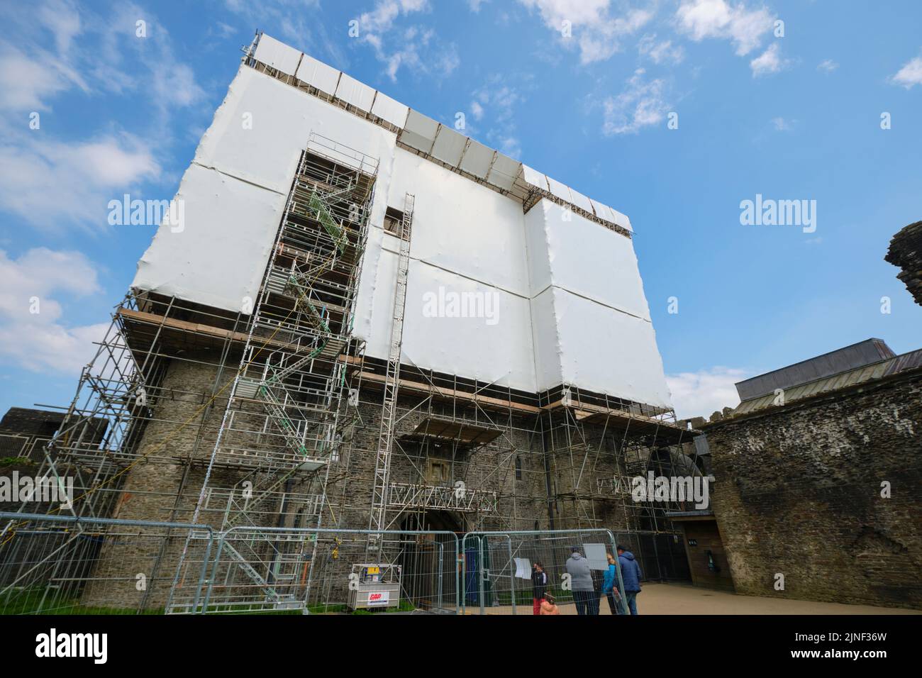 Vue de l'échafaudage enveloppé de vinyle blanc, construction, protection de restauration autour de la zone de conservation principale. Au château de Caerphilly à Caerphilly, United Banque D'Images