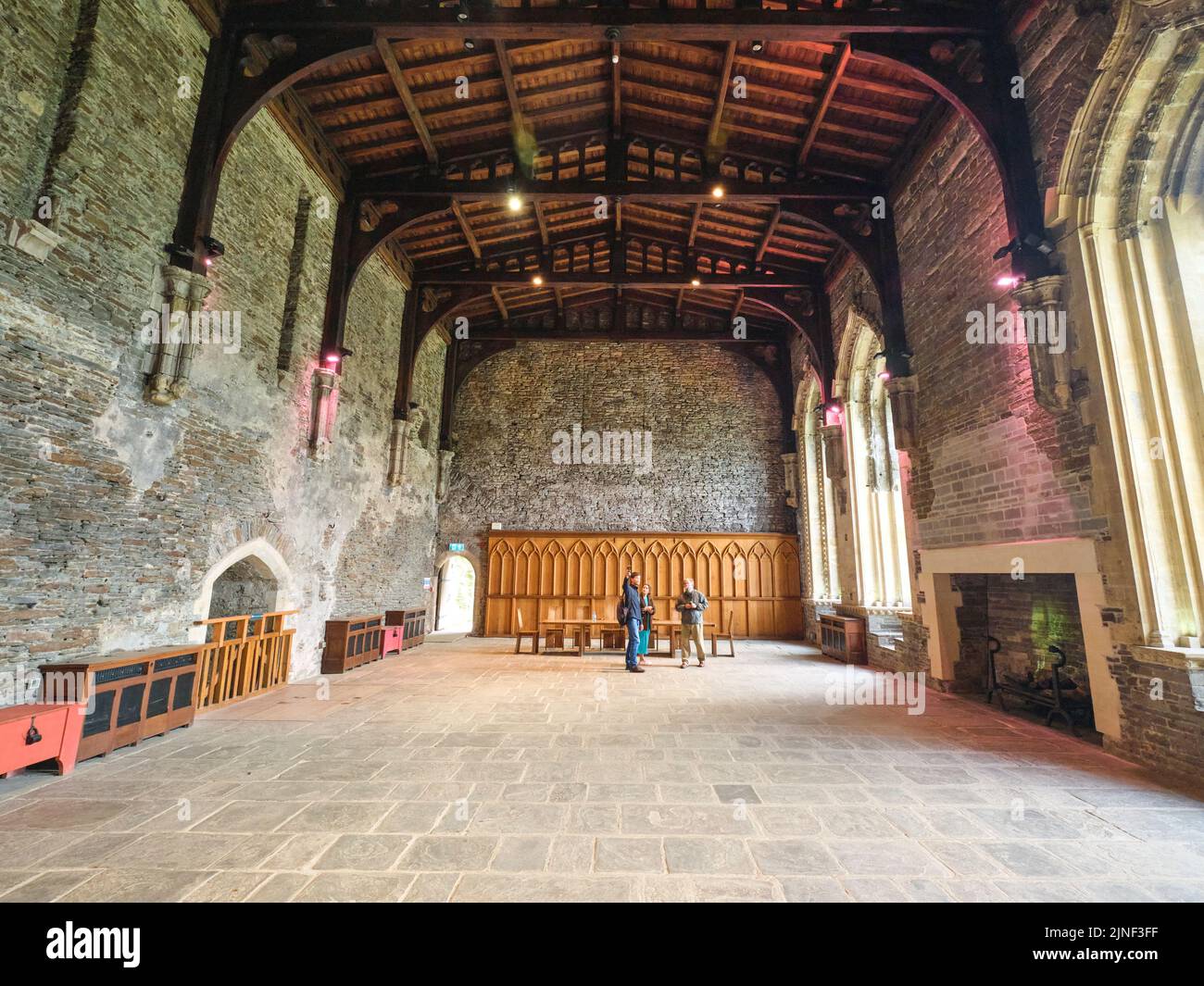Vue sur la grande, immense, salle de banquet principale, salle à manger avec voûtes en bois au plafond. Au château de Caerphilly à Caerphilly, Royaume-Uni. Banque D'Images