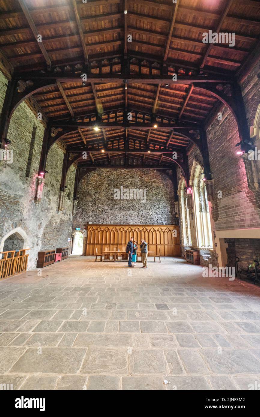 Vue sur la grande, immense, salle de banquet principale, salle à manger avec voûtes en bois au plafond. Au château de Caerphilly à Caerphilly, Royaume-Uni. Banque D'Images