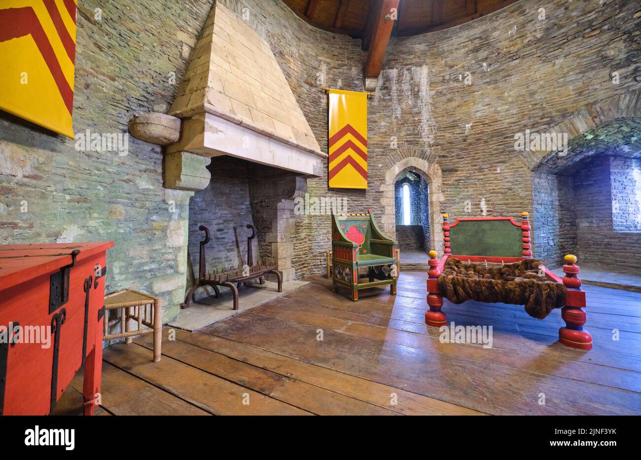 Une salle meublée avec des meubles et des bannières colorés, garaques et caricaturistes d'époque. Au château de Caerphilly à Caerphilly, Royaume-Uni. Banque D'Images