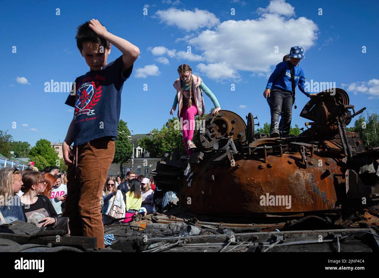 Kiev, Ukraine. 29th mai 2022. Des enfants jouent sur un char russe détruit lors d'une exposition montrant du matériel militaire russe détruit lors de l'invasion de l'Ukraine par la Russie dans le centre de Kiev. En 24 février 2022, les troupes russes sont entrées en territoire ukrainien, ce qui a provoqué un conflit qui a provoqué la destruction et une crise humanitaire. (Credit image: © Oleksii Chumachenko/SOPA Images via ZUMA Press Wire) Banque D'Images