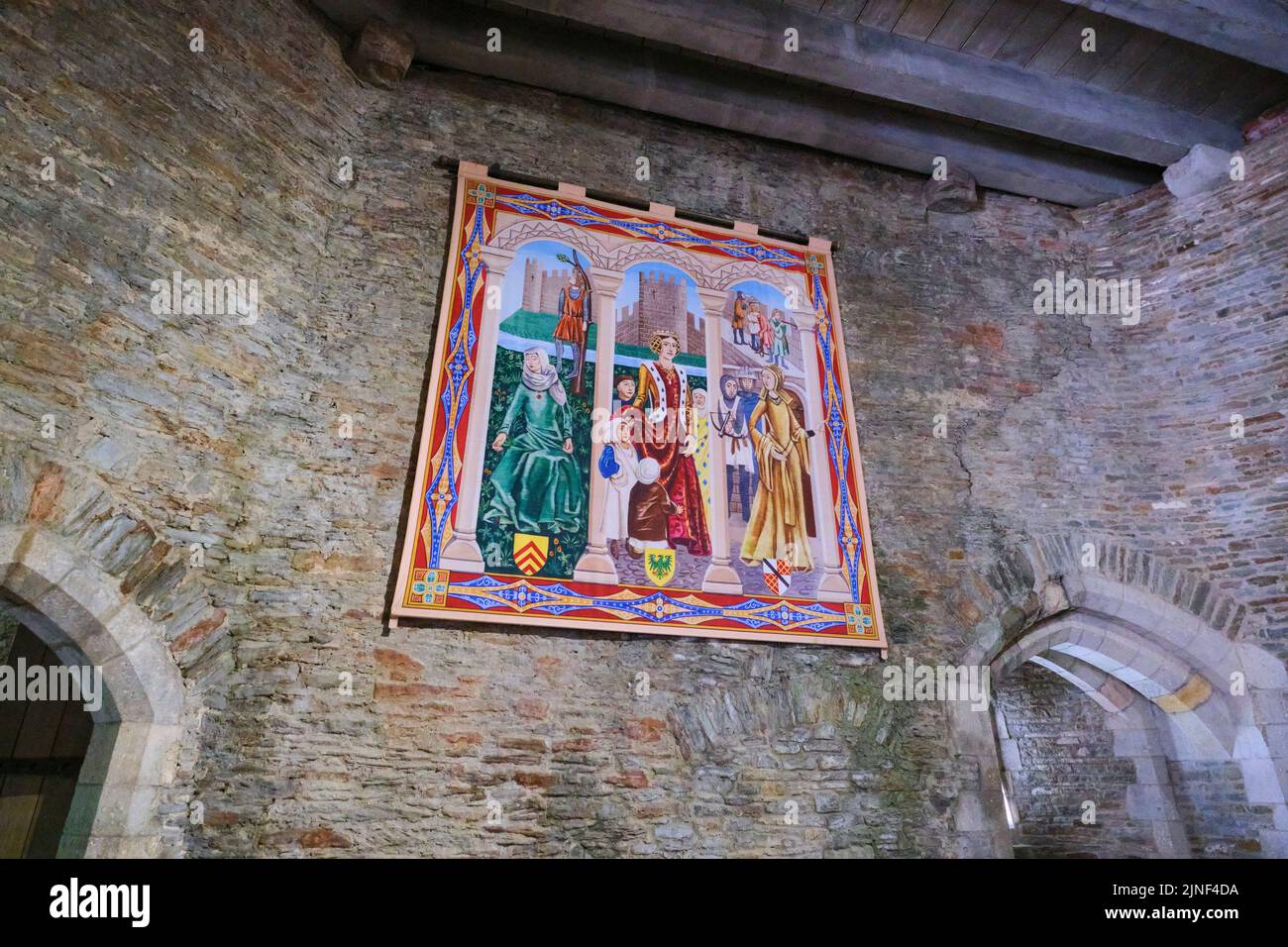 Tapisserie murale suspendue, textile représentant une famille royale. Au château de Caerphilly à Caerphilly, Royaume-Uni. Banque D'Images