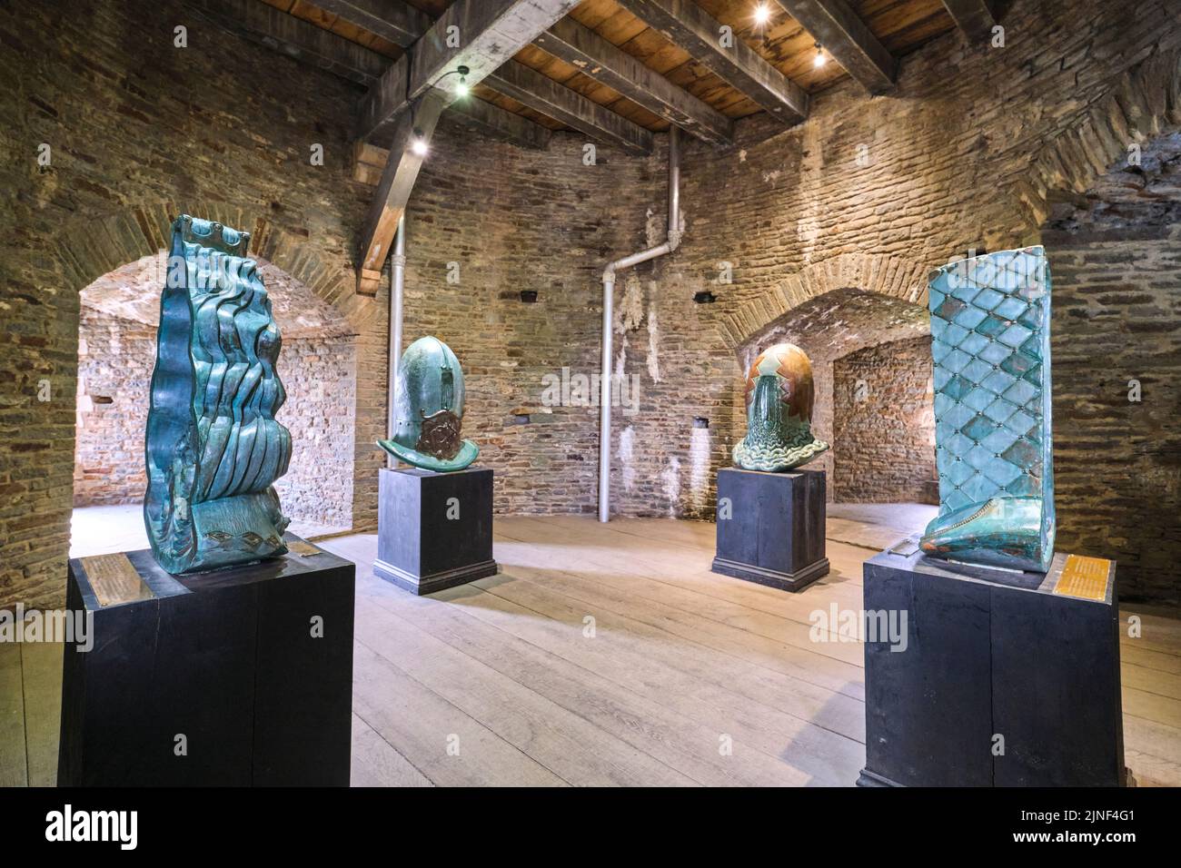 Un petit espace de galerie, montrant, exposition, exposition du sculpteur, Rubin Eynon interprétations modernes des thèmes médiévaux. Au château de Caerphilly à CAE Banque D'Images