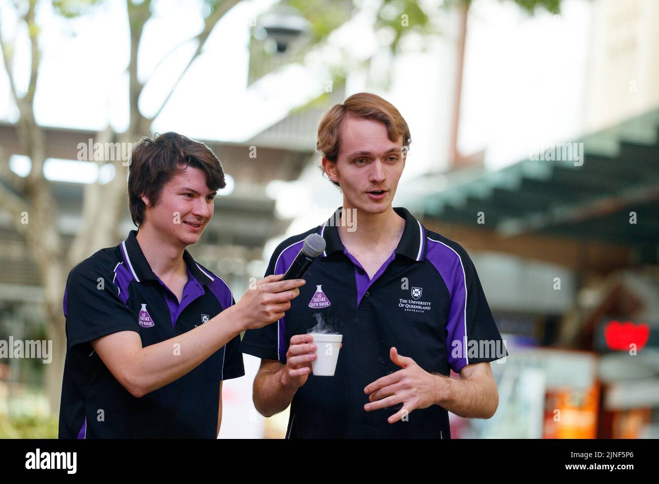 Brisbane, Australie. 11th août 2022. Les membres de la troupe de démonstration scientifique de l'Université du Queensland présentent des expériences en direct à un public d'élèves et de personnes dans le Queen Street Mall de Brisbane le 11 août 2022. Des expériences en direct et des expositions de spécimens de musée ont été réalisées dans le Queen Street Mall de Brisbane pour le lancement de la semaine nationale de la science. La semaine nationale de la science a été créée en 1997 pour reconnaître les contributions des scientifiques et de la technologie australiennes. (Photo de Joshua Prieto/Sipa USA) crédit: SIPA USA/Alay Live News Banque D'Images