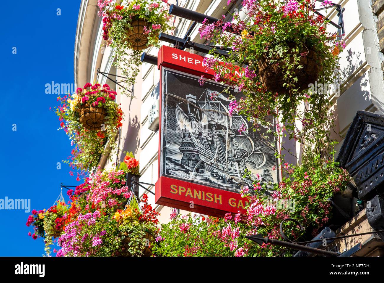 Panneau devant le pub espagnol Galleon, façade décorée de fleurs, Greenwich, Londres, Royaume-Uni Banque D'Images