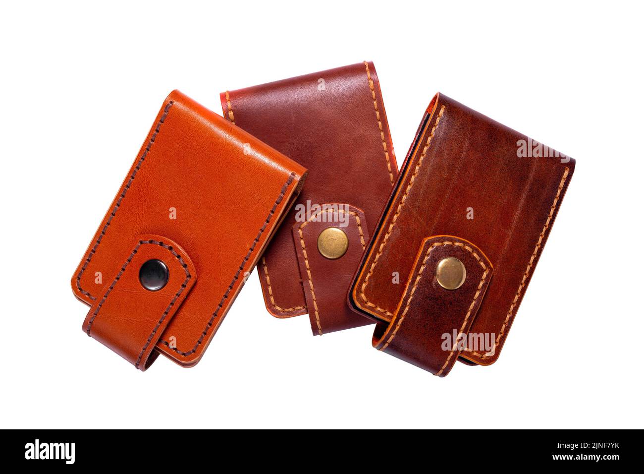 Ensemble de trois étuis de porte-cartes de visite de luxe en cuir. Boîtes en cuir marron pour cartes isolées sur fond blanc. Banque D'Images