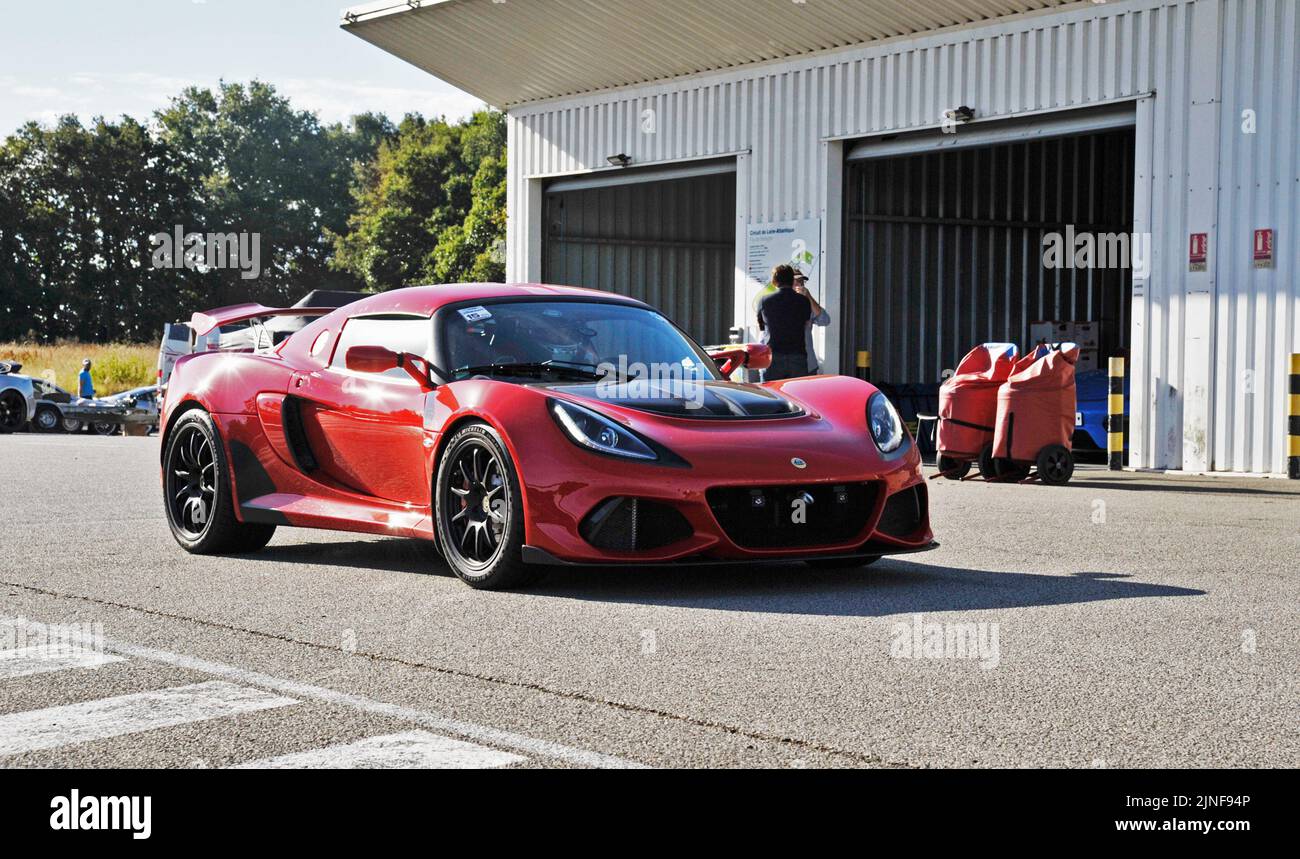 Voiture de sport Lotus Exide le jour de la course en France Banque D'Images