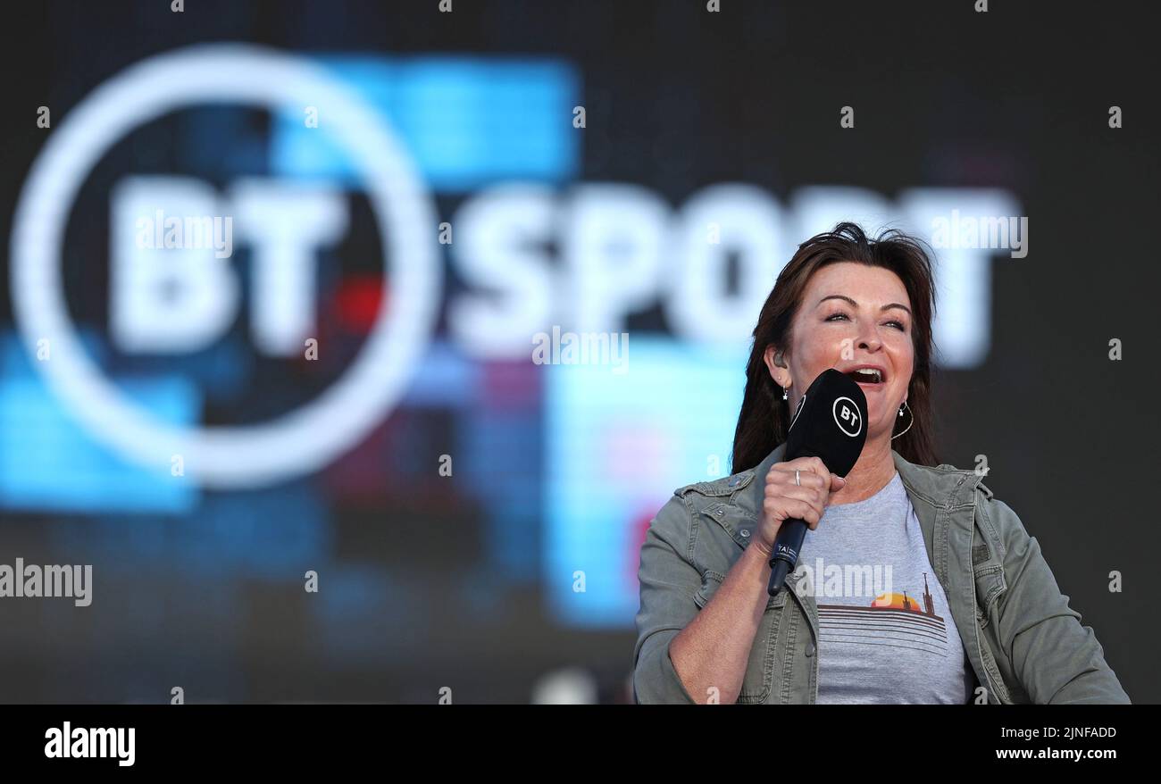 Le présentateur de télévision Suzi Perry diffuse pour BT Sport pendant le MotoGP britannique à Silverstone dans le Northamptonshire, en Angleterre. Banque D'Images