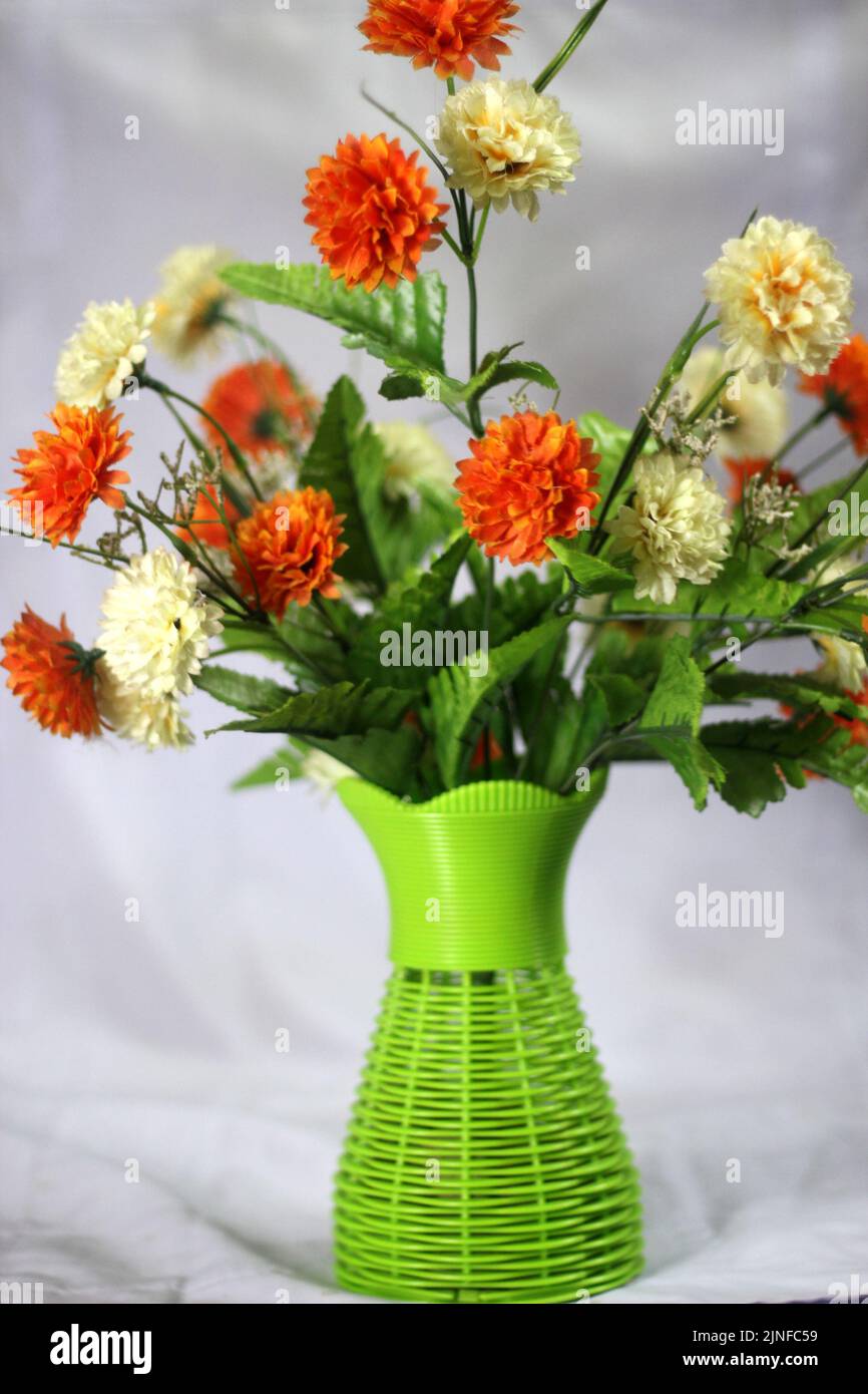 Belle table de dîner colorée pour les clients décorée de verdure et de long tissu. Arrangement de fleurs de roses, et un vert. Pile de tissu coloré. Banque D'Images