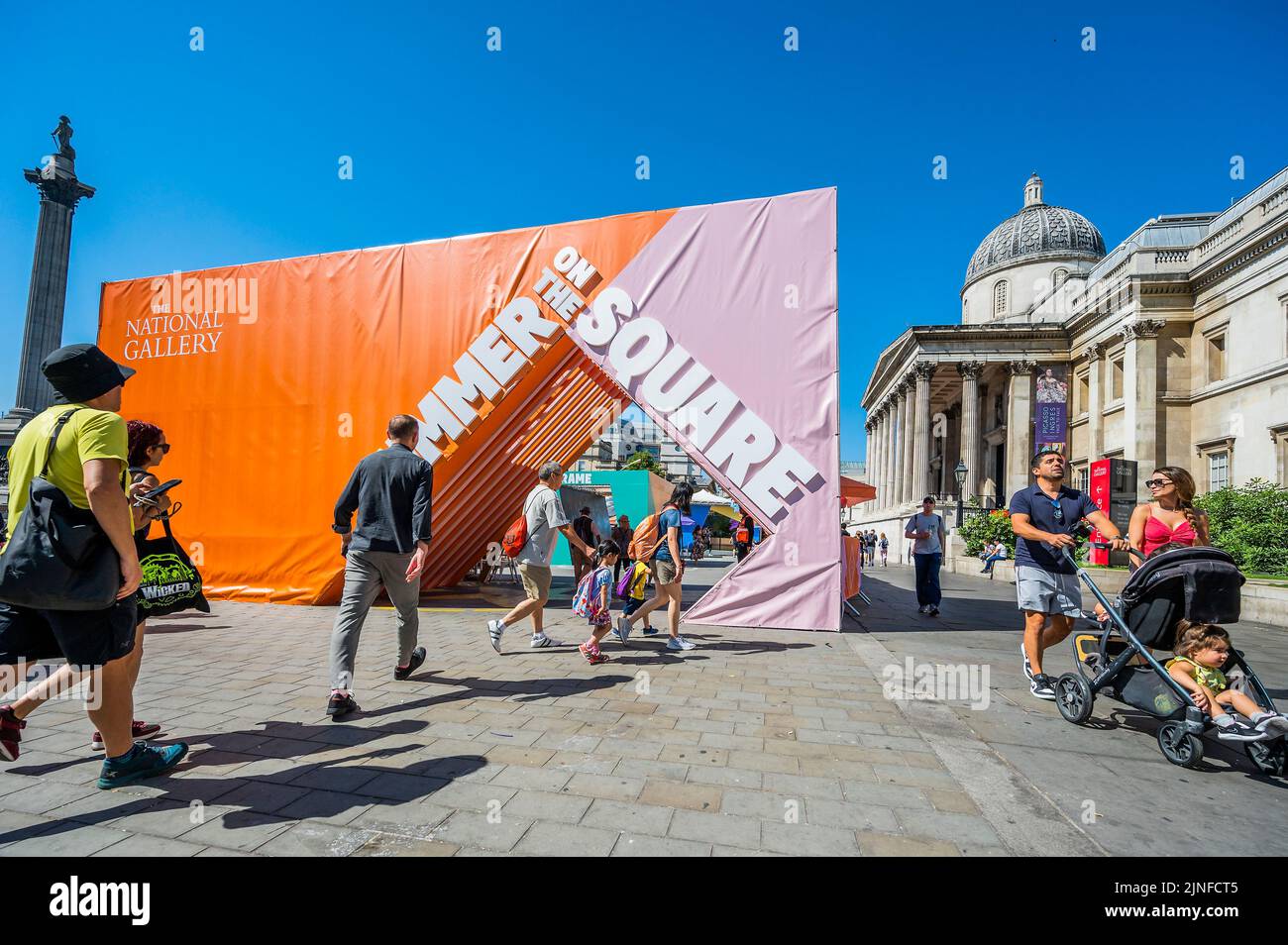 Londres, Royaume-Uni. 11th août 2022. Summer on the Square - Un festival d'art gratuit, à l'extérieur de la National Gallery, sur Trafalgar Square. Les familles peuvent se rendre à des séances de dessin en plein air et à des installations immersives inspirées par les peintures de la National Gallery et un nouveau studio artistique spécialement conçu. Il s'agit du plus grand festival gratuit de Trafalgar Square, organisé par la Gallery, en partenariat avec le Conseil municipal de Westminster, du 11 au 29 août. Crédit : Guy Bell/Alay Live News Banque D'Images