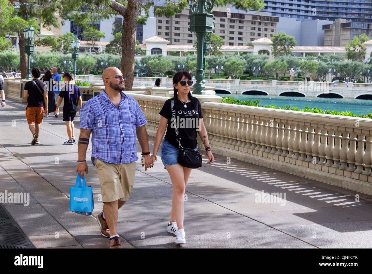 Un jeune couple se déplace sur le Strip de Las Vegas, en tenant les mains. Banque D'Images