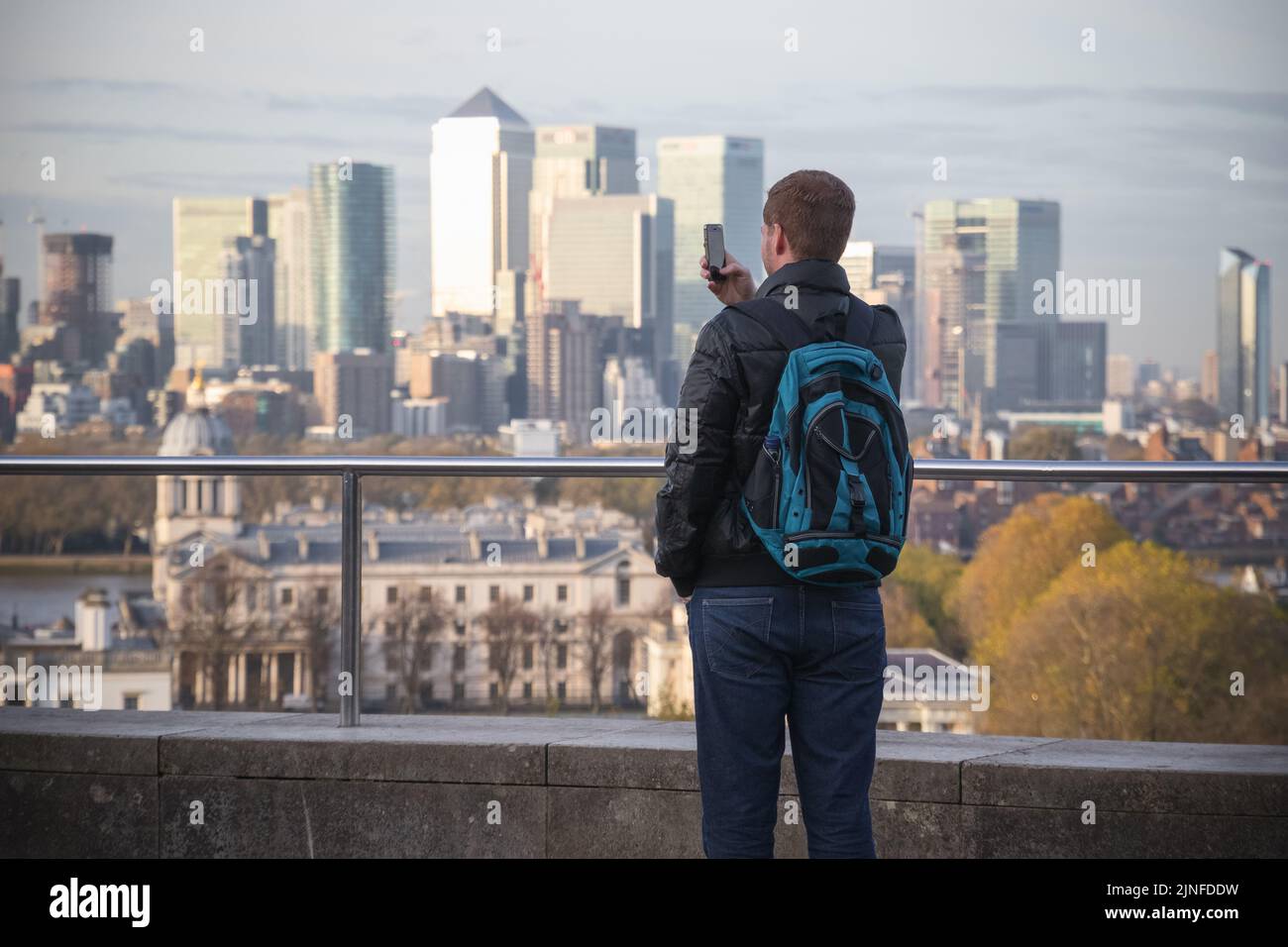 Londres, Royaume-Uni - 3 novembre 2021 - vue arrière d'un touriste mâle prenant des photos du paysage urbain de Londres depuis Greenwich Hill Banque D'Images