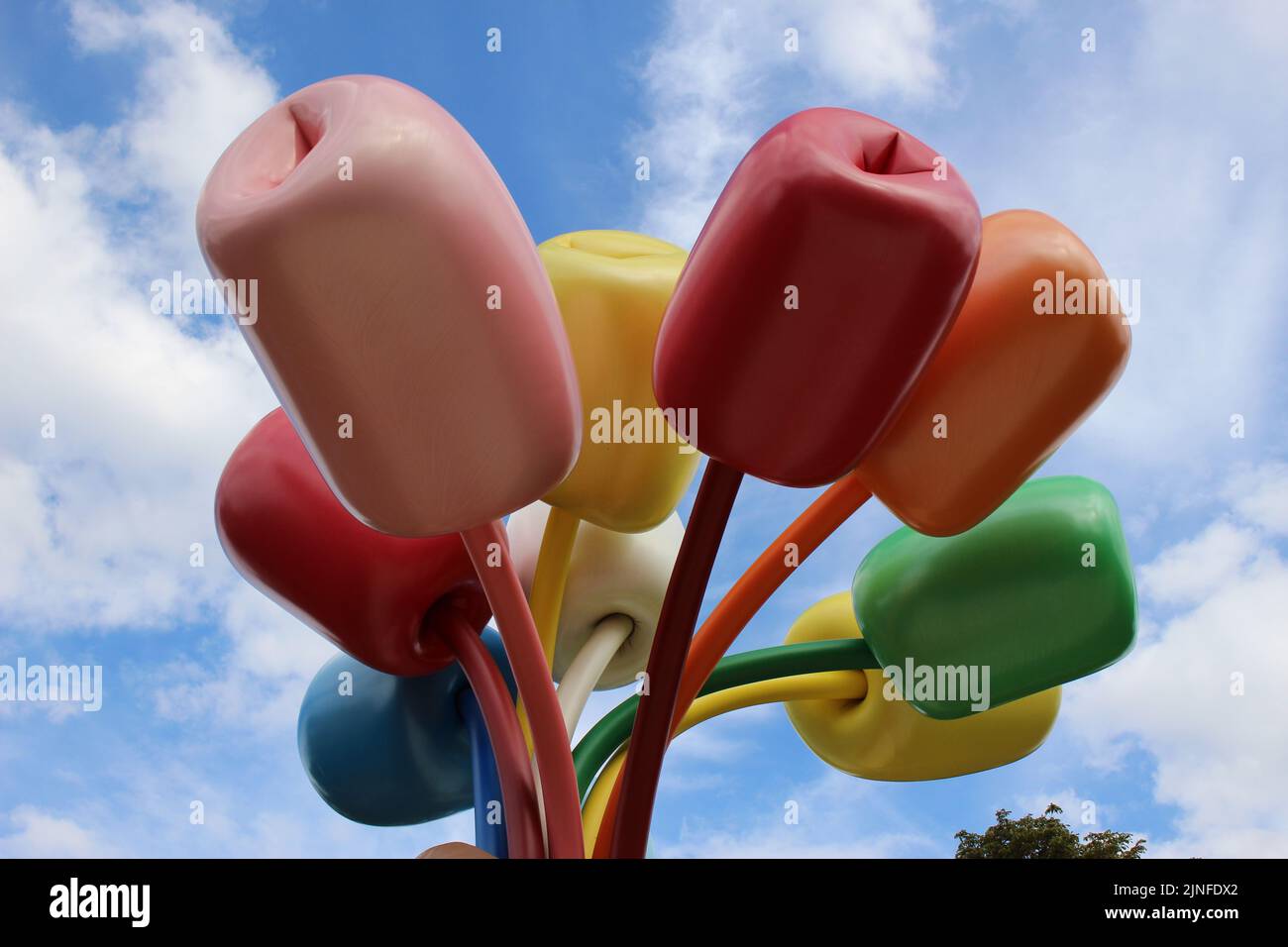 Gros plan sur le haut de la sculpture de Jeff Koons « le bouquet de tulipes » exposée au petit Palais (Paris, France). Banque D'Images