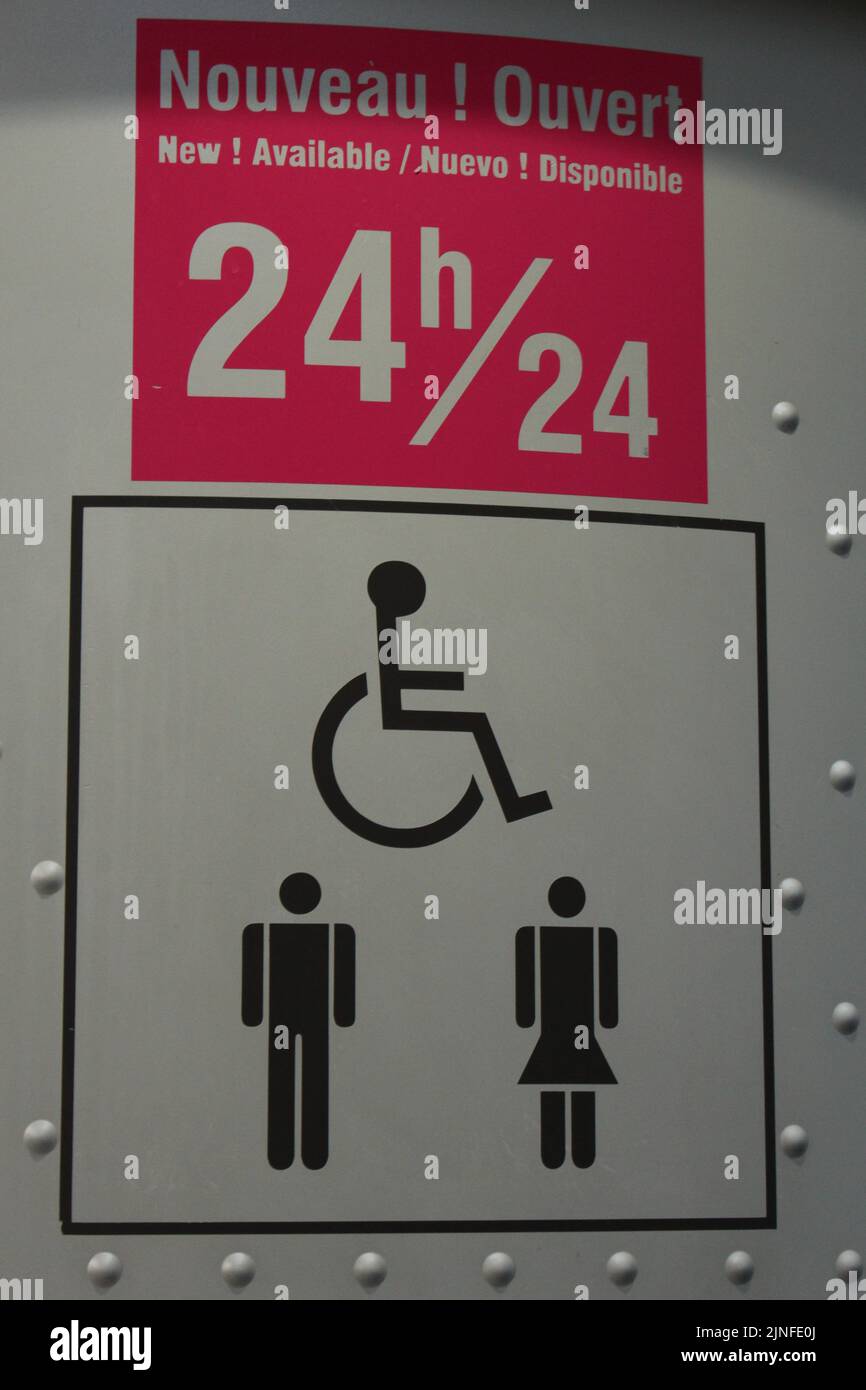 Panneau pour une nouvelle cabine de toilettes publique automatisée à Paris, France. Un touriste américain a récemment été agressé dans l'un d'entre eux dans le centre de Paris Banque D'Images