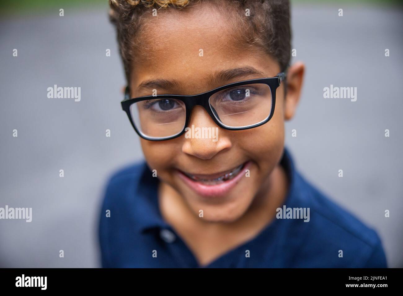 Garçon métisse frisé lunettes Banque de photographies et d’images à