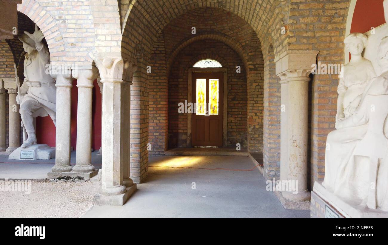 Porte dans le jardin du château de Bori - Szekesfehervar, Hongrie - dolly shot Banque D'Images