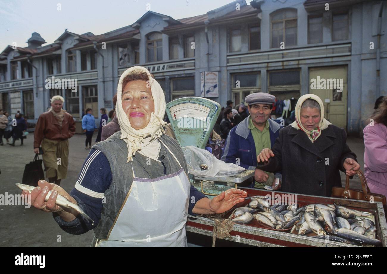 Ukraine. Odessa. Marché de Privoz. Une femme vendeur de poisson Banque D'Images