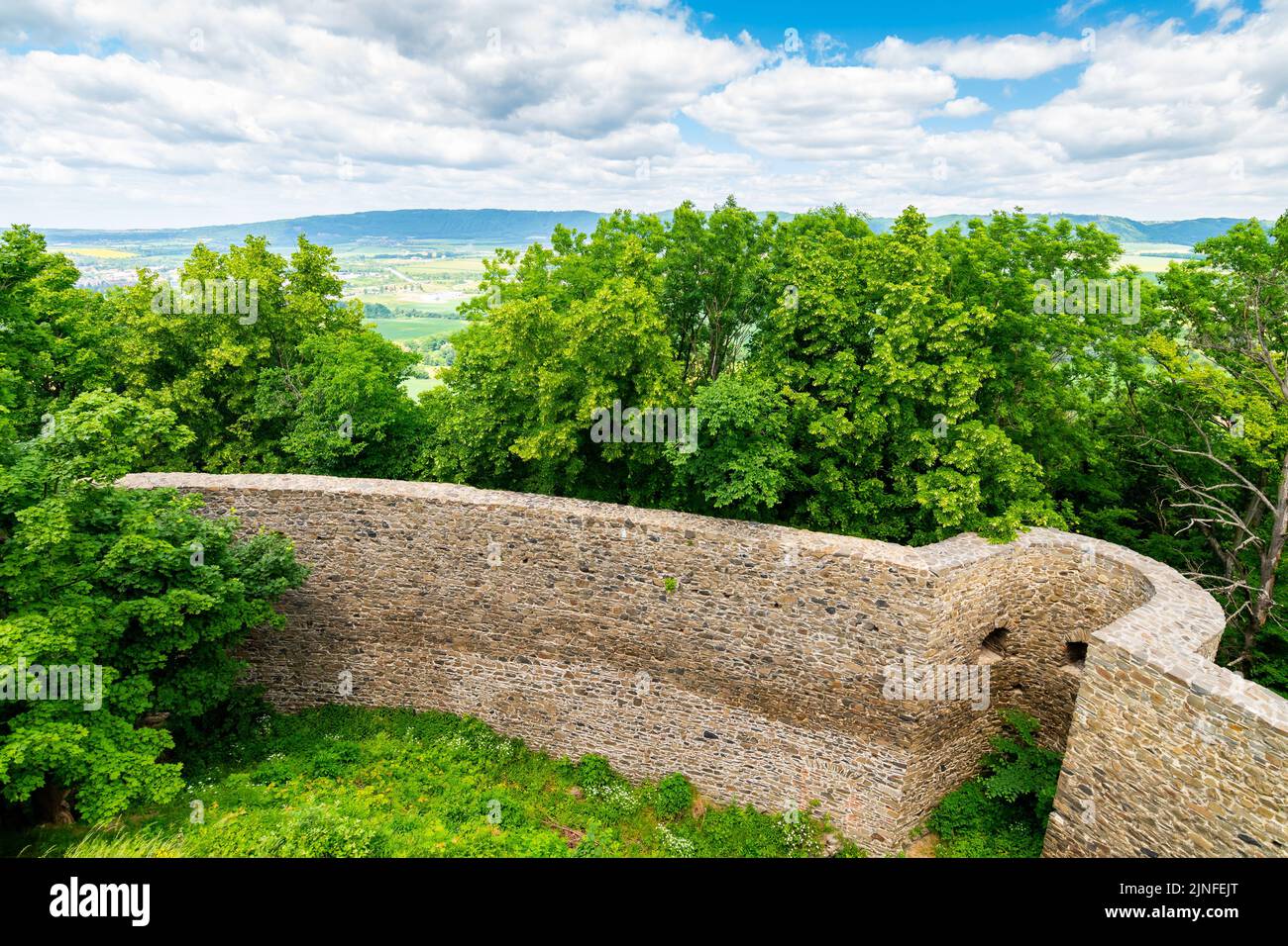 Château médiéval Helfstyn, République tchèque. Ancien château de style gothique. Murs et intérieurs du château, belle vieille tour. Météo d'été, ciel bleu wi Banque D'Images