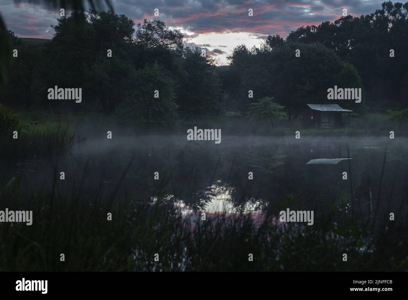 La vallée du Kamberg, dans la province sud-africaine du KwaZulu Natal, est parsemée d'installations touristiques donnant accès à la région montagneuse du Drakensberg Banque D'Images