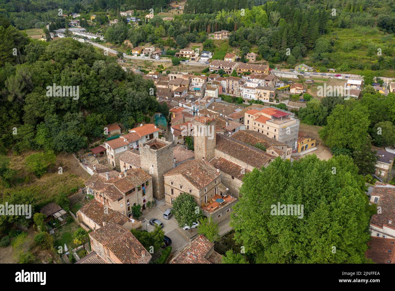 Vue aérienne du village d'Osor, dans la région boisée des Guilleries (la Selva, Gérone, Catalogne, Espagne) ESP: Vista aérea del pueblo de Osor Banque D'Images