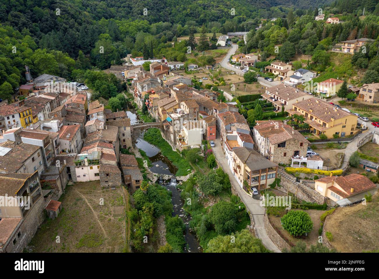 Vue aérienne du village d'Osor, dans la région boisée des Guilleries (la Selva, Gérone, Catalogne, Espagne) ESP: Vista aérea del pueblo de Osor Banque D'Images