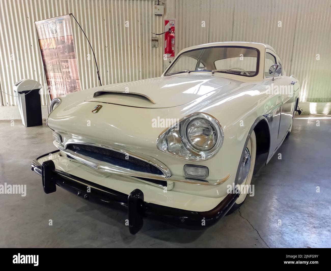 Ancien coupé INSTITEC Justicialista Gran Sport 1953-1955. Corps en plastique. Bouclier de la fête péroniste sur le capot. Vue police. IAME Classic car show Banque D'Images