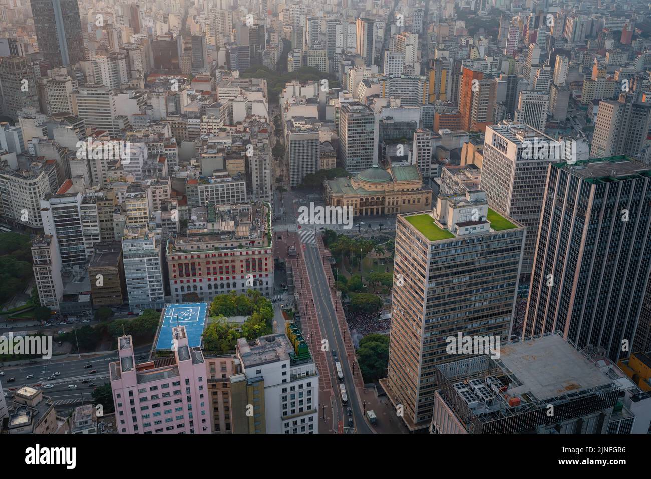 Vue aérienne de Viaduto do Cha et du théâtre municipal au centre-ville historique - Sao Paulo, Brésil Banque D'Images