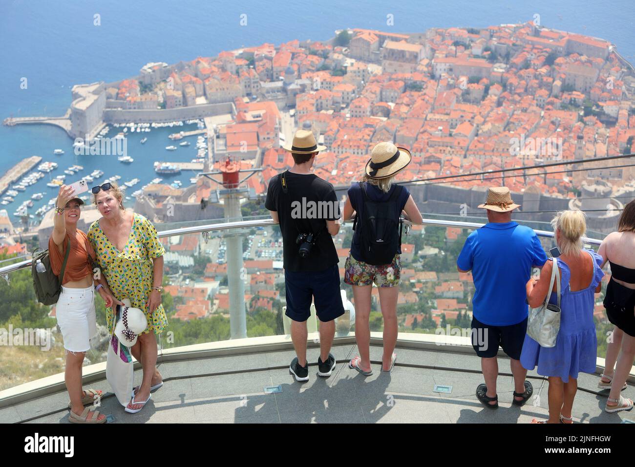 De nombreux touristes viennent en téléphérique à la colline de Srdj où ils apprécient une belle vue de Dubrovnik, Croatie sur 11 août 2022. Banque D'Images