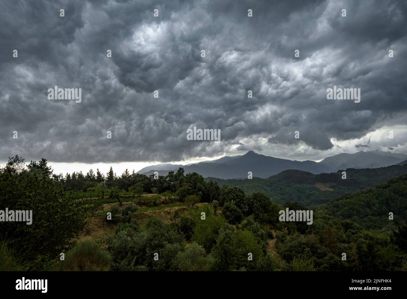 Nuages orageux au-dessus de la montagne Montseny, vue de Sant Hilari Sacalm (la Selva, Gérone, Catalogne, Espagne) ESP: Nubes de tormenta sobre la monta Banque D'Images