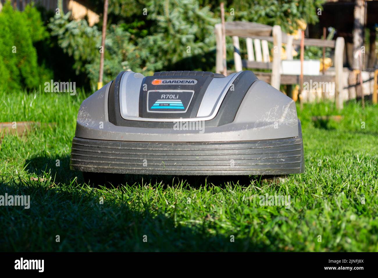 Une tondeuse robot de la marque Gardena tonant la pelouse. Banque D'Images