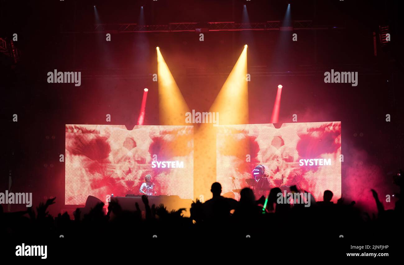 Sister Bliss et Dean Oram aka Drum Warrior se produire comme système audio sans Faithless au Carfest North à Cheshire le 23rd juillet 2022. Banque D'Images