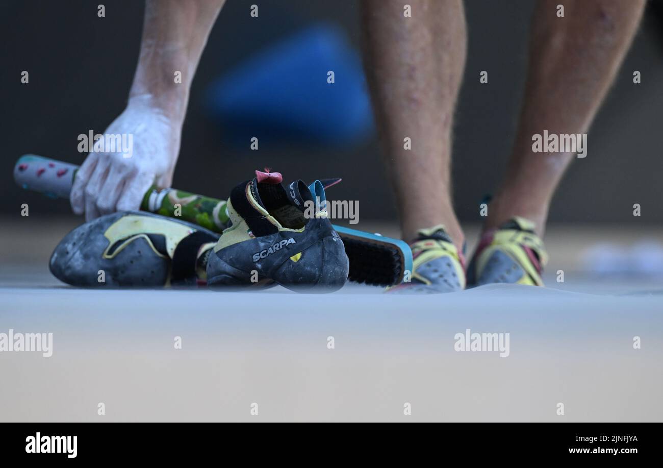 Munich, Allemagne. 11th août 2022. Championnats d'Europe, escalade, bloc, hommes, qualification, Königsplatz. Un boulderer saisit la brosse de nettoyage pendant la qualification. Credit: Angelika Warmuth/dpa/Alamy Live News Banque D'Images