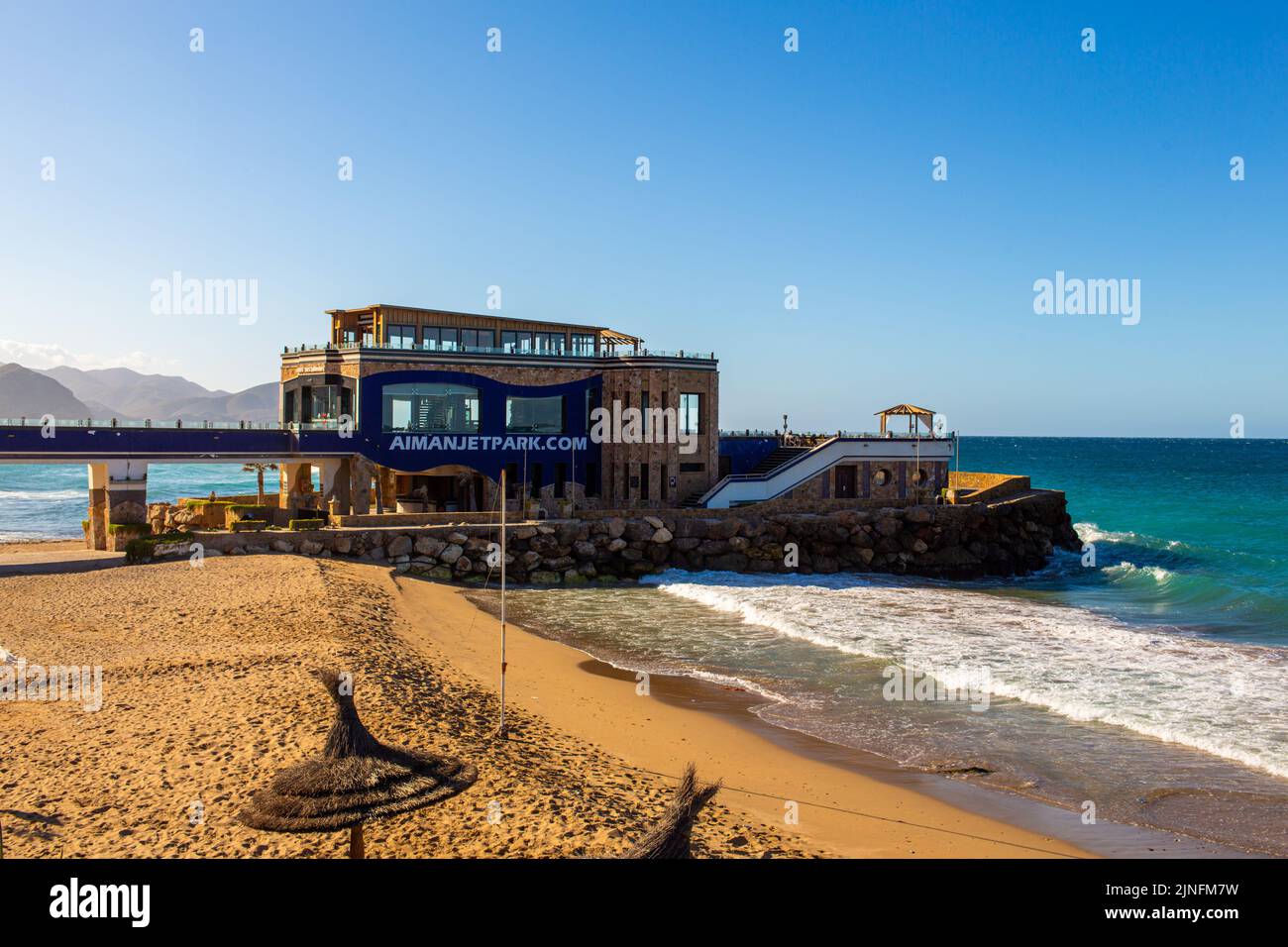 Alhoceima, Maroc - 13 janvier 2022 : Un café à Al Hoceima beahc au Maroc Banque D'Images Alhoceima, Maroc - 13 janvier 2022 : Un café à Al Hoceima beahc au Maroc Banque D'Images