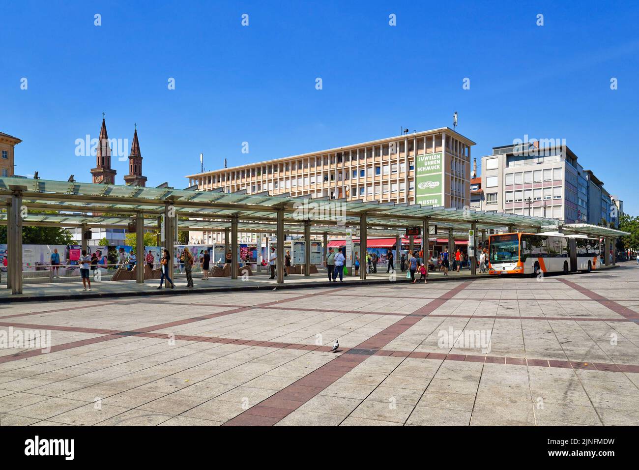 Ludwigshafen, Allemagne - août 2022 : place de la ville appelée « Berliner Platz » avec arrêt de bus et de tramway Banque D'Images