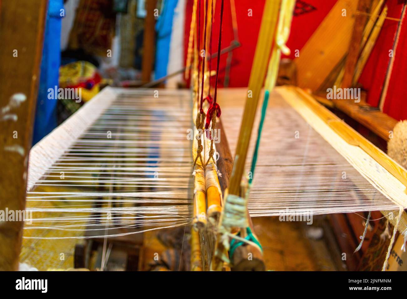Chefchaouen, Maroc - 18 janvier 2022 : métier berbère marocain traditionnel dans une boutique de cotins Banque D'Images Chefchaouen, Maroc - 18 janvier 2022 : métier berbère marocain traditionnel dans une boutique de cotins Banque D'Images